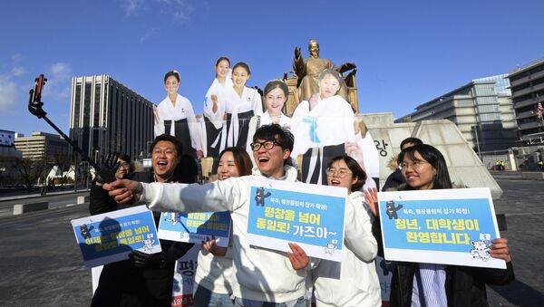 Južnokorejski studenti slikaju selfi sa maketama severnokorejskih navijačica kako bi pozdravili sastanak između Severne i Južne Koreje u Seulu, 10. januara 2018. - Sputnik Srbija