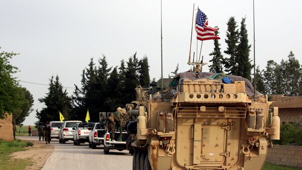 Америчке снаге уз пратњу курдских снага безбедности возе према северном сиријском селу Дарбасијах на граници са Турском - Sputnik Србија
