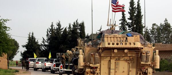 Америчке снаге уз пратњу курдских снага безбедности возе према северном сиријском селу Дарбасијах на граници са Турском - Sputnik Србија