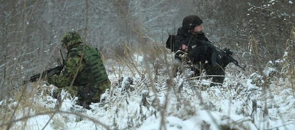 Српски војник и полицајац Српски војник и полицајац - Sputnik Србија