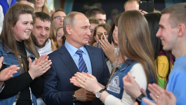 Prezident RF Vladimir Putin vo vremя vstreči s volonterami v svoem predvыbornom štabe v Gostinom dvore v Moskve - Sputnik Srbija