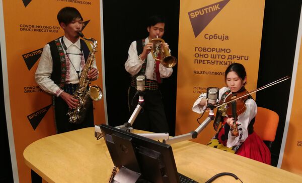 Спутњик је открио Јапалкан Србији. У духу јапанске традиције, да се леп гест увек враћа лепим, посету Србији група је започела у нашем студију. Спутњик је открио Јапалкан Србији. У духу јапанске традиције, да се леп гест увек враћа лепим, посету Србији група је започела у нашем студију. - Sputnik Србија