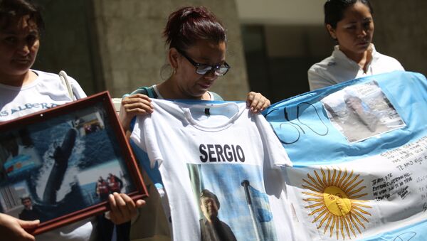 Porodice mornara argentinske podmornice San Huan ispred ambasade Rusije u Buenos Airesu - Sputnik Srbija