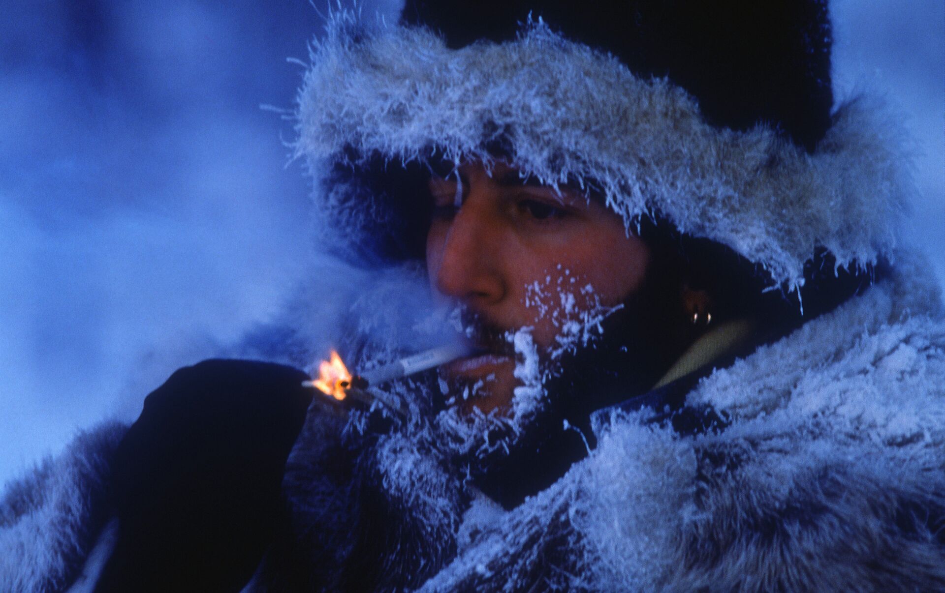 Курящий человек зимой