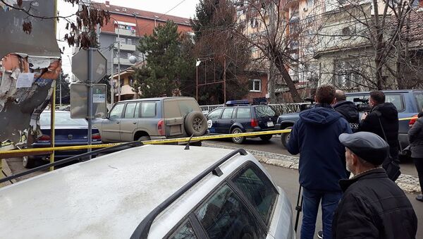 Novinari na mestu na kom je ubijen Oliver Ivanović u Kosovskoj Mitrovici. - Sputnik Srbija