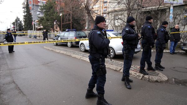 Kosovski policajci na mestu na kom je ubijen Oliver Ivanović u Kosovskoj Mitrovici. - Sputnik Srbija