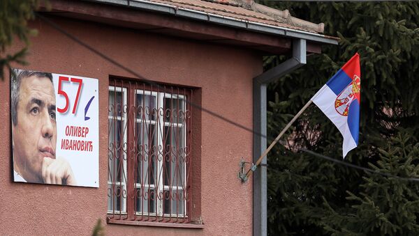 Srpska zastava i slika Olivera Ivanovića na kući u Kosovskoj Mitrovici u kojoj je bila njegova kancelarija. - Sputnik Srbija