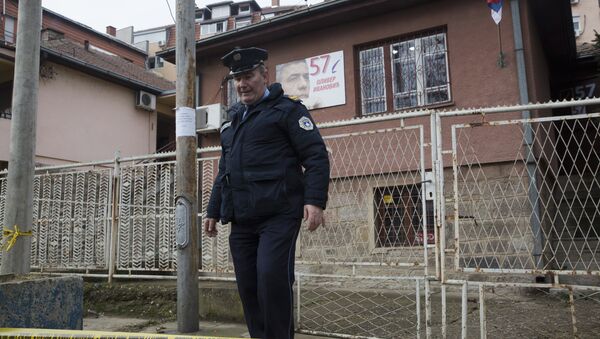 Kosovski policajac ispred kuće gde je ubijen Oliver Ivanović u Kosovskoj Mitrovici. - Sputnik Srbija