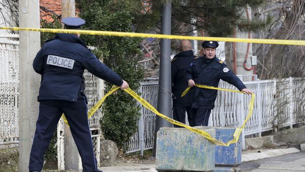 Kosovski policajci na mestu gde je ubijen Oliver Ivanović u Kosovskoj Mitrovici. - Sputnik Srbija