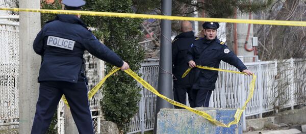 Косовски полицајци на месту где је убијен Оливер Ивановић у Косовској Митровици. - Sputnik Србија