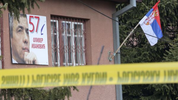 Policijska traka ispred kuće gde je ubijen Oliver Ivanović u Kosovskoj Mitrovici. - Sputnik Srbija