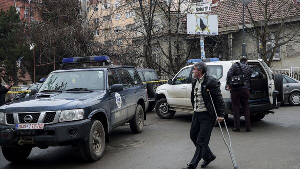 Policijski automobil na mestu gde je ubijen Oliver Ivanović u Kosovskoj Mitrovici. - Sputnik Srbija