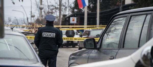 Косовски полицајац на месту где је убијен Оливер Ивановић у Косовској Митровици. Косовски полицајац на месту где је убијен Оливер Ивановић у Косовској Митровици. - Sputnik Србија