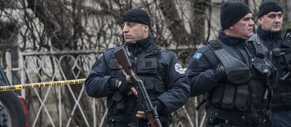 Kosovski policajci na mestu gde je ubijen Oliver Ivanović u Kosovskoj Mitrovici. - Sputnik Srbija