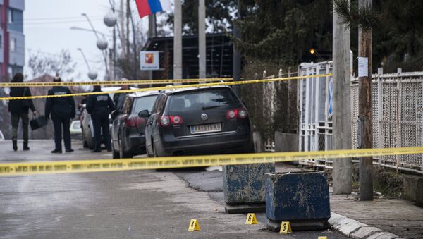 Kosovski policajci na mestu gde je ubijen Oliver Ivanović u Kosovskoj Mitrovici. - Sputnik Srbija