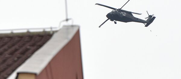 Полицијски хеликоптер у Косовској Митровици за време испраћаја посмртних остатака Оливера Ивановића. Полицијски хеликоптер у Косовској Митровици за време испраћаја посмртних остатака Оливера Ивановића. - Sputnik Србија