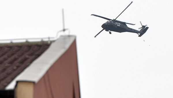 Policijski helikopter u Kosovskoj Mitrovici za vreme ispraćaja posmrtnih ostataka Olivera Ivanovića. - Sputnik Srbija