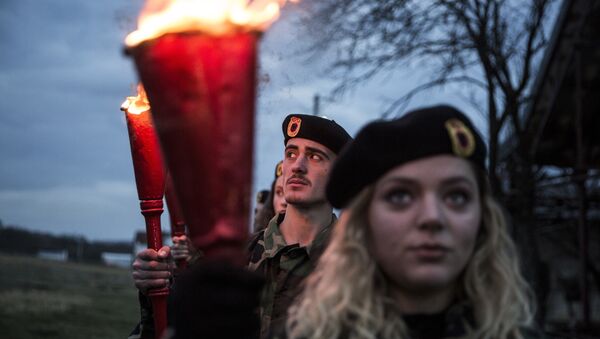 Kosovski Albanci u uniformama OVK tokom ceremonije Noć požara u selu Prekaz 7. marta 2017. na dan kad je 1998. ubijen Adem Jašari.  - Sputnik Srbija