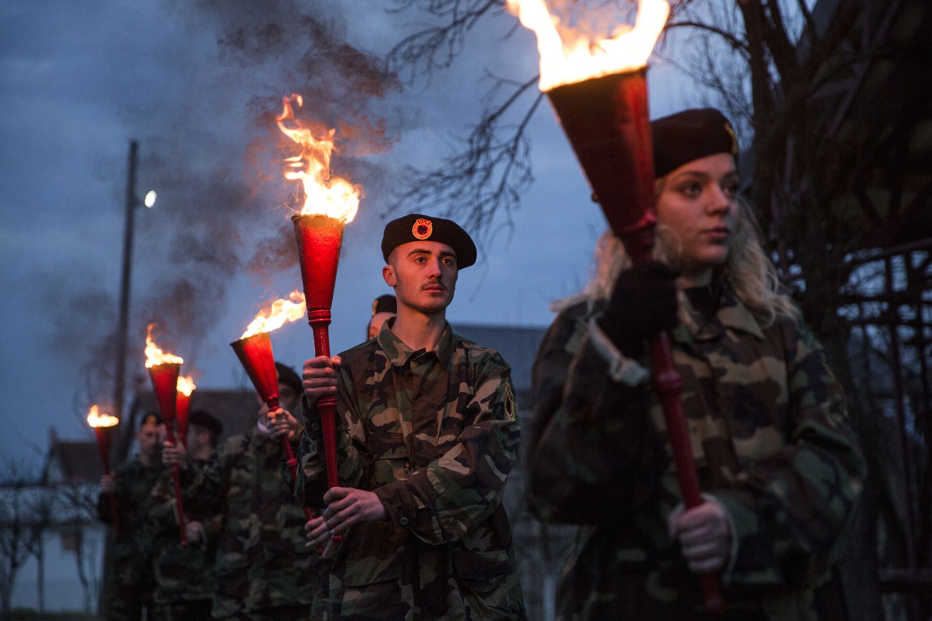 Total: 64308 Kosovski Albanci u uniformama OVK tokom ceremonije Noć požara u selu Prekaz 7. marta 2017. na dan kad je 1998. ubijen Adem Jašari.  - Sputnik Srbija, 1920, 17.04.2022