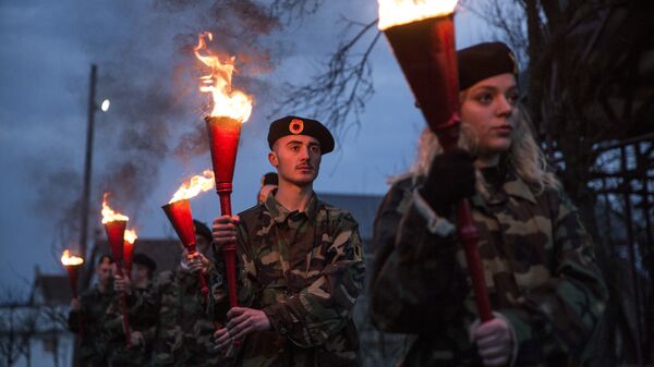 Total: 64308 Kosovski Albanci u uniformama OVK tokom ceremonije Noć požara u selu Prekaz 7. marta 2017. na dan kad je 1998. ubijen Adem Jašari. - Sputnik Srbija