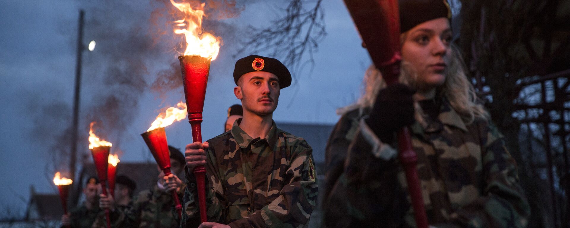 Total: 64308 Kosovski Albanci u uniformama OVK tokom ceremonije Noć požara u selu Prekaz 7. marta 2017. na dan kad je 1998. ubijen Adem Jašari. - Sputnik Srbija, 1920, 26.12.2017