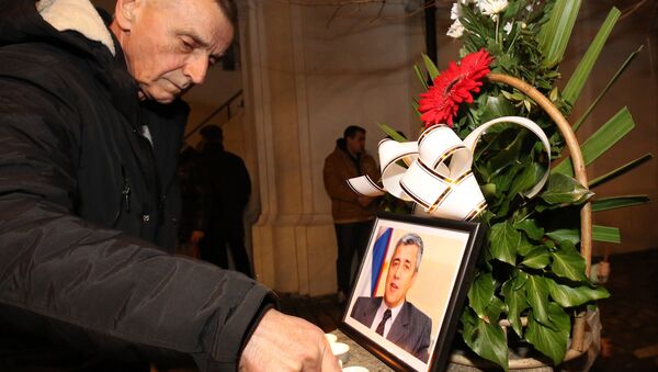 Građani pale sveće za ubijenog lidera Građanske inicijative Sloboda, demokratija, pravda Olivera Ivanovića na Trgu slobode u Novom Sadu. - Sputnik Srbija
