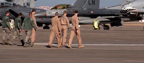 Амерички војници шетају на писти испред борбених авиона у турској бази Инџирлик. Амерички војници шетају на писти испред борбених авиона у турској бази Инџирлик. - Sputnik Србија