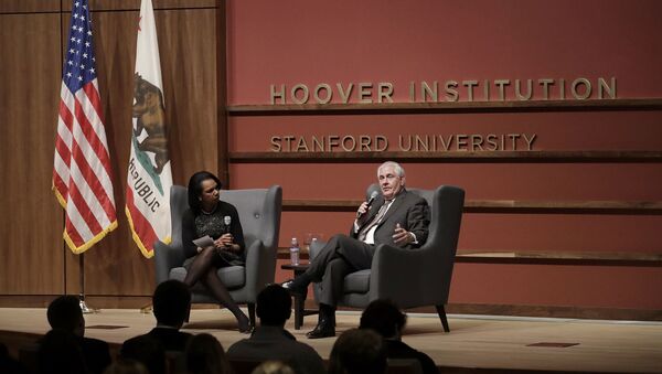 Američki državni sekretar Reks Tilerson i bivši državni sekretar Kondoliza Rajs na predavanju na Univerzitetu Stanford - Sputnik Srbija