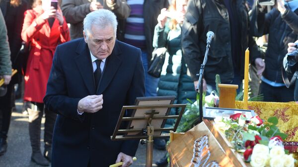 Bivši predsednik Srbije Tomislav Nikolić odaje poštu Oliveru Ivanoviću Bivši predsednik Srbije Tomislav Nikolić odaje poštu Oliveru Ivanoviću - Sputnik Srbija