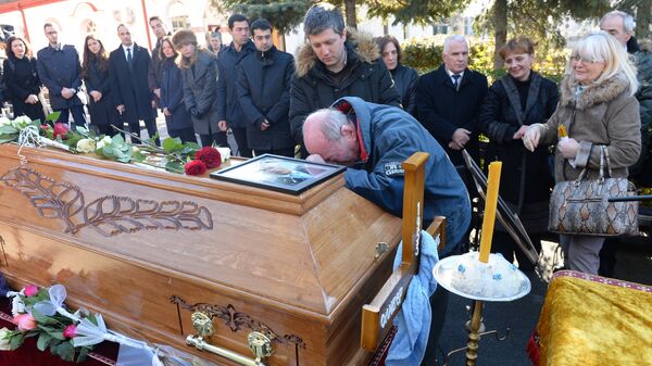 Грађани одају пошту Оливеру Ивановићу на Новом гробљу. Поред ковчега и тројица Ивановићевих синова. Грађани одају пошту Оливеру Ивановићу на Новом гробљу. Поред ковчега и тројица Ивановићевих синова. - Sputnik Србија