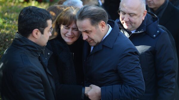 Ministri Rasim Ljajić i Nenad Popović izjavljuju saučešće porodici Olivera Ivanovića na Novom groblju. Ministri Rasim Ljajić i Nenad Popović izjavljuju saučešće porodici Olivera Ivanovića na Novom groblju. - Sputnik Srbija