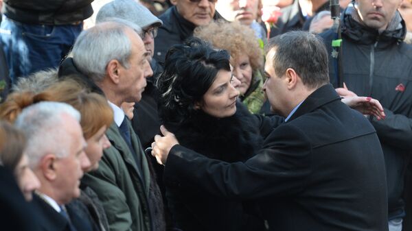 Ministar spoljnih poslova Ivica Dačić izjavljuje saučešće porodici Olivera Ivanovića na Novom groblju. Ministar spoljnih poslova Ivica Dačić izjavljuje saučešće porodici Olivera Ivanovića na Novom groblju. - Sputnik Srbija