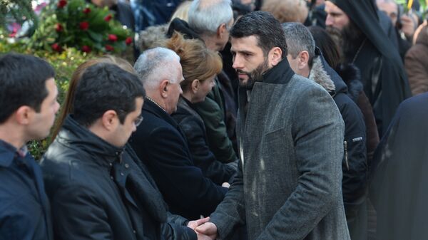 Predsednik Opštine Novi Beograd Aleksandar Šapić izjavljuje saučešće porodici Olivera Ivanovića na Novom groblju. Predsednik Opštine Novi Beograd Aleksandar Šapić izjavljuje saučešće porodici Olivera Ivanovića na Novom groblju. - Sputnik Srbija