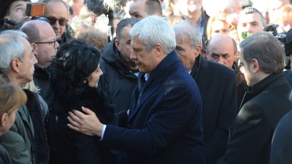 Bivši predsednik Srbije Boris Tadić izjavljuje saučešće porodici Olivera Ivanovića na Novom groblju. Bivši predsednik Srbije Boris Tadić izjavljuje saučešće porodici Olivera Ivanovića na Novom groblju. - Sputnik Srbija