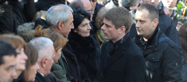 Француски хуманитарац Арно Гујон изјављује саучешће породици Оливера Ивановића на Новом гробљу. Француски хуманитарац Арно Гујон изјављује саучешће породици Оливера Ивановића на Новом гробљу. - Sputnik Србија