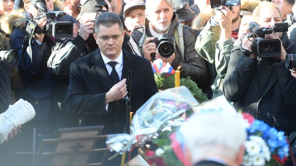 Predsednik Narodne stranke Vuk Jeremić izjavljuje saučešće porodici Olivera Ivanovića na Novom groblju. Predsednik Narodne stranke Vuk Jeremić izjavljuje saučešće porodici Olivera Ivanovića na Novom groblju. - Sputnik Srbija