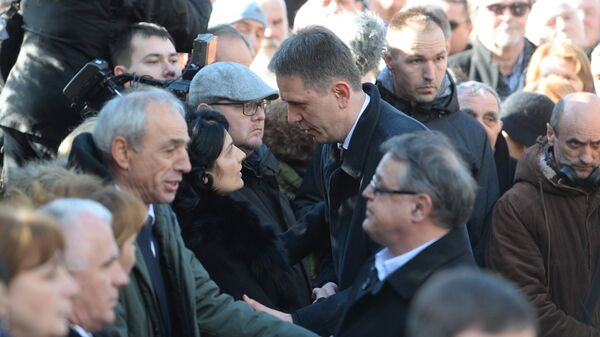 Predsednik pokreta Dosta je bilo Saša Radulović izjavljuje saučešće porodici Olivera Ivanovića na Novom groblju. Predsednik pokreta Dosta je bilo Saša Radulović izjavljuje saučešće porodici Olivera Ivanovića na Novom groblju. - Sputnik Srbija