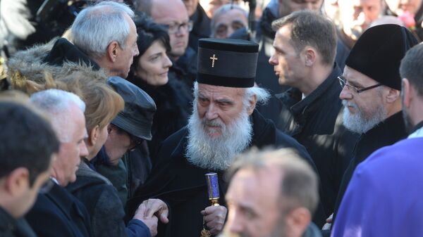Patrijarh srpski Irinej izjavljuje saučešće porodici Olivera Ivanovića na Novom groblju. Patrijarh srpski Irinej izjavljuje saučešće porodici Olivera Ivanovića na Novom groblju. - Sputnik Srbija