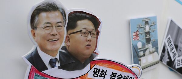 Ким Џонг Ун и Мун Џае Ин - Sputnik Србија