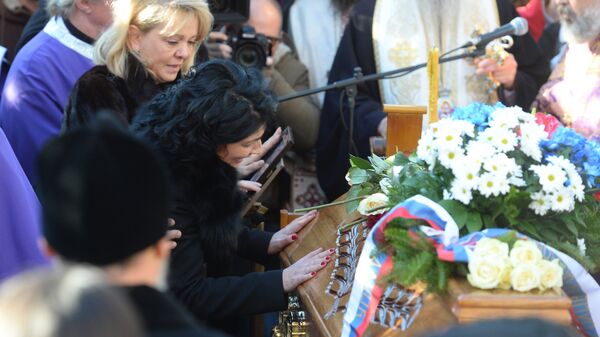 Супруга Оливера Ивановића Милена Поповић Ивановић љуби ковчег са посмртним остацима свога супруга. Супруга Оливера Ивановића Милена Поповић Ивановић љуби ковчег са посмртним остацима свога супруга. - Sputnik Србија