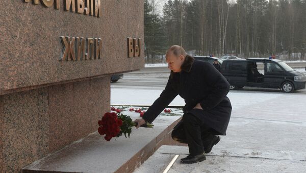 Владимир Путин полаже цвеће испред споменика у знак сећања на пале борце у Лењинградској бици - Sputnik Србија
