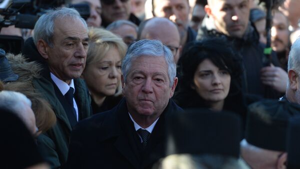 Prestolonaslednik Aleksandar Karađorđević izjavljuje saučešće porodici Olivera Ivanovića na Novom groblju. Prestolonaslednik Aleksandar Karađorđević izjavljuje saučešće porodici Olivera Ivanovića na Novom groblju. - Sputnik Srbija