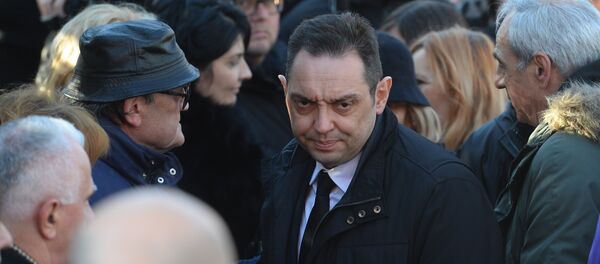 Министар одбране Александар Вулин изјављује саучешће породици Оливера Ивановића на Новом гробљу. - Sputnik Србија