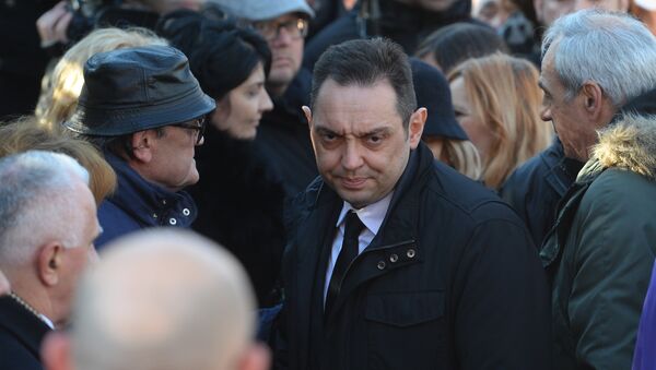 Ministar odbrane Aleksandar Vulin izjavljuje saučešće porodici Olivera Ivanovića na Novom groblju. - Sputnik Srbija