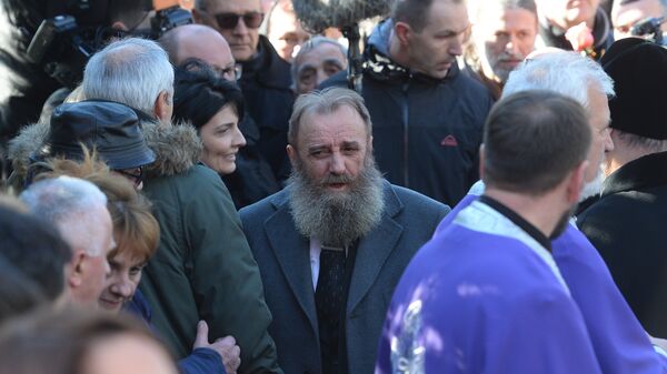 Nekadašnji predsednik Skupštine Srbije Predrag Marković izjavljuje saučešće porodici Olivera Ivanovića na Novom groblju. Nekadašnji predsednik Skupštine Srbije Predrag Marković izjavljuje saučešće porodici Olivera Ivanovića na Novom groblju. - Sputnik Srbija