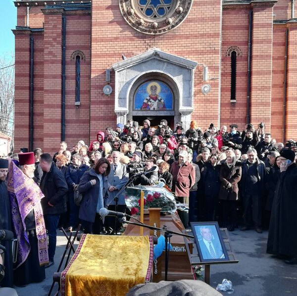 Karatistkinja Tanja Petrović oprostila se od porodičnog prijatelja i kolege po crnom pojasu Olivera Ivanovića Karatistkinja Tanja Petrović oprostila se od porodičnog prijatelja i kolege po crnom pojasu Olivera Ivanovića - Sputnik Srbija