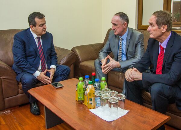 Први потпредседник Владе Србије и министар спољних послова Ивица Дачић састао се у просторијама Амбасаде Србије у Подгорици са председником Српског националног савјета Момчилом Вуксановићем, који га је информисао о положају српског народа у Црној Гори. - Sputnik Србија