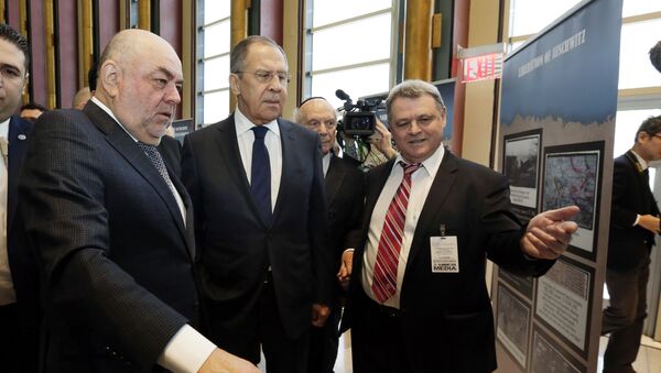 Ministar spoljnih poslova Rusije Sergej Lavrov na izložbi o Holokaustu u holu Ujedinjenih nacija u Njujorku - Sputnik Srbija