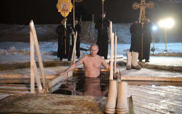 Predsednik Rusije Vladimir Putin tokom bogojavljenskog kupanja u jezeru Seliger - Sputnik Srbija