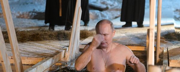 Председник Русије Владимир Путин током богојављенског купања Председник Русије Владимир Путин током богојављенског купања - Sputnik Србија